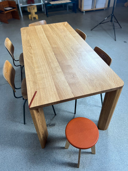 iM-v1 Dining Table