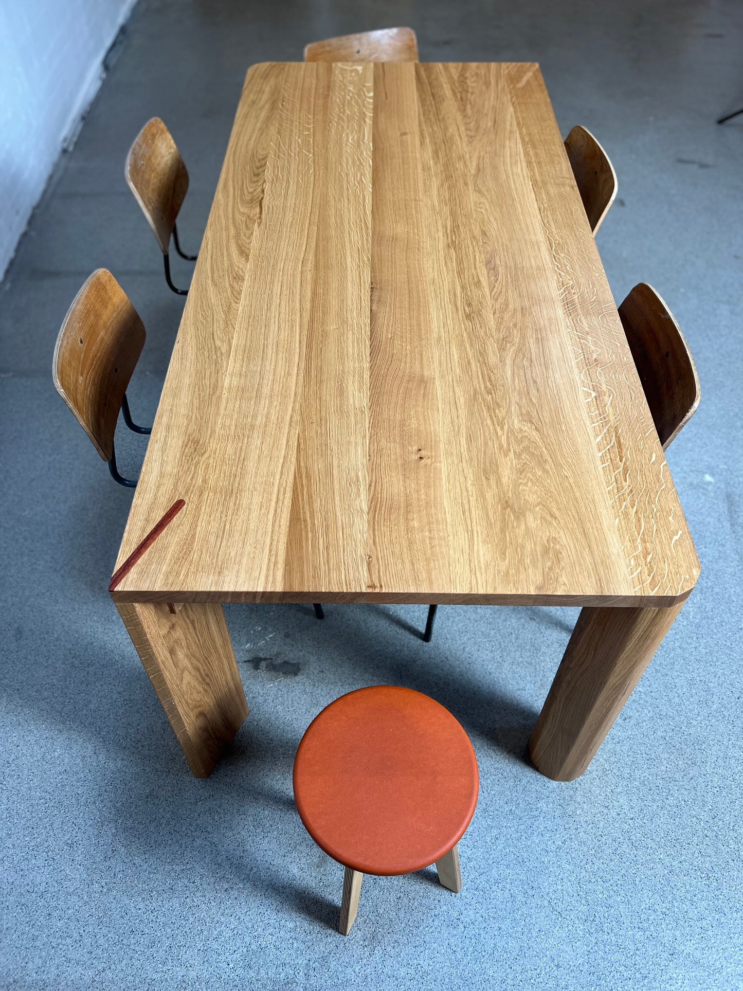 iM-v1 Dining Table