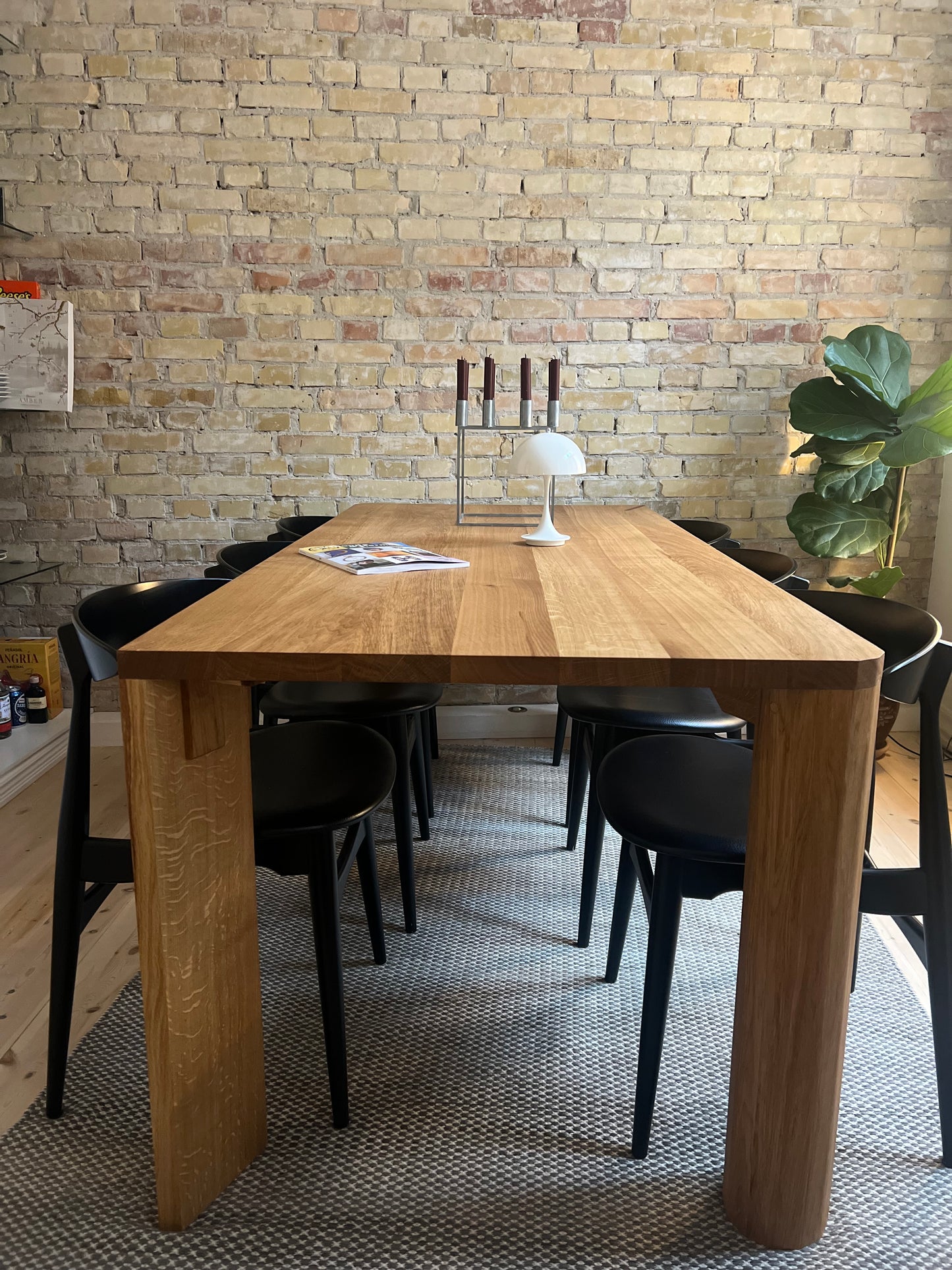 iM-v1 Dining Table