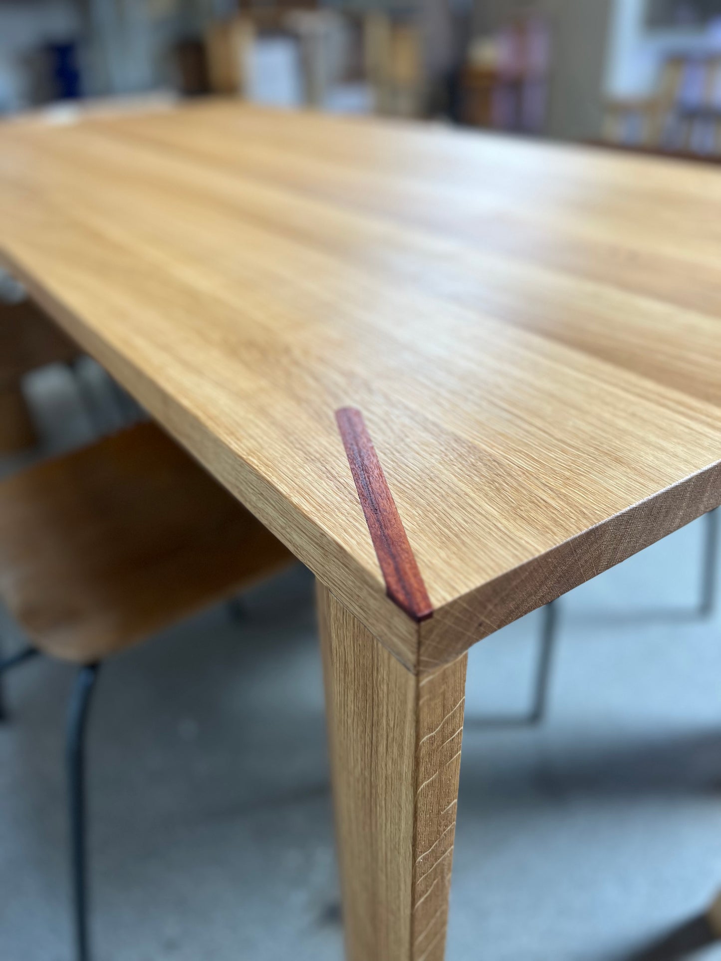 iM-v1 Dining Table