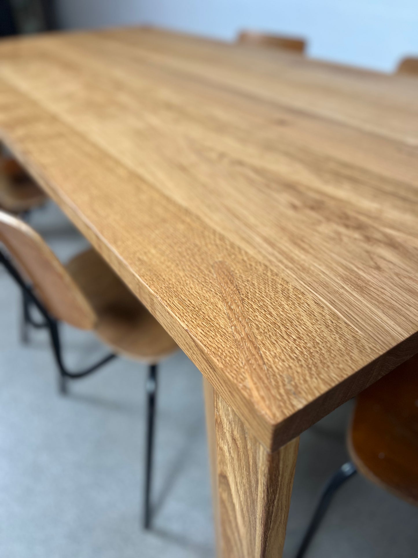 iM-v1 Dining Table