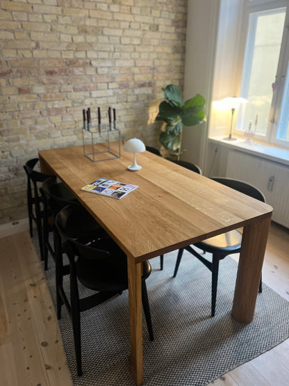 iM-v1 Dining Table