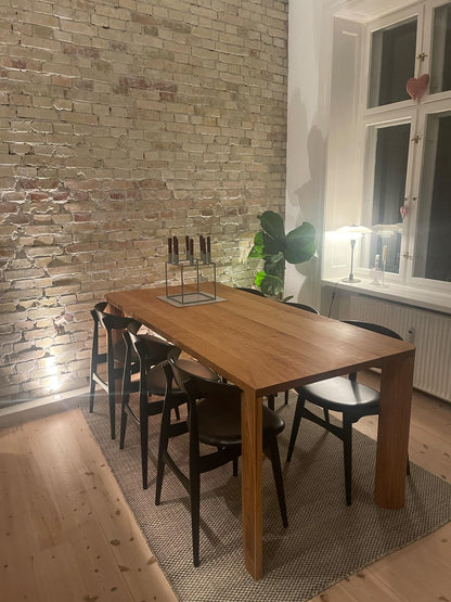 iM-v1 Dining Table