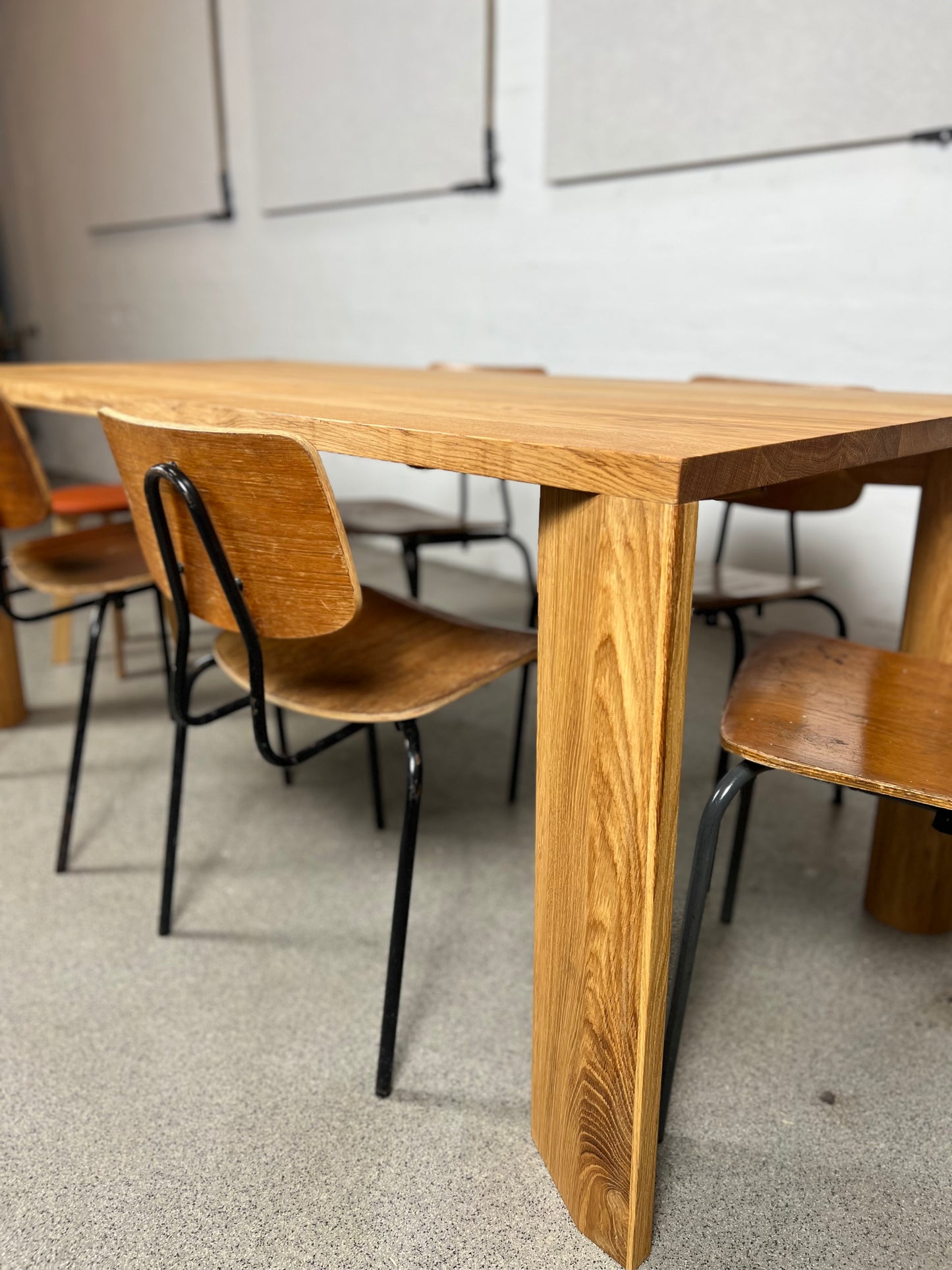 iM-v1 Dining Table