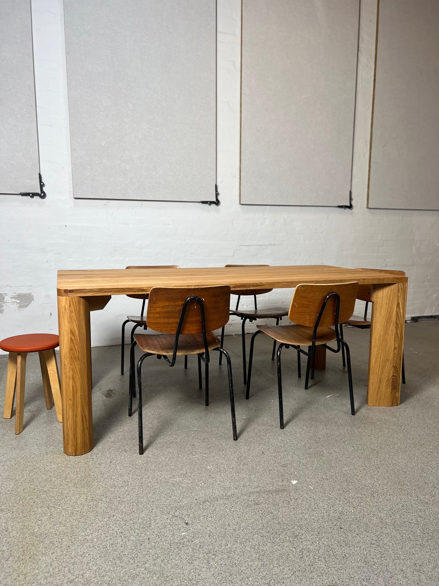 iM-v1 Dining Table