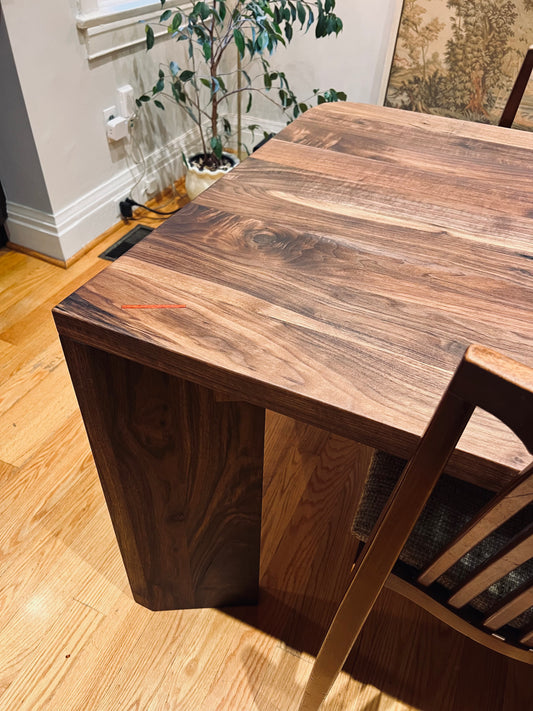 iM-v1 Dining Table